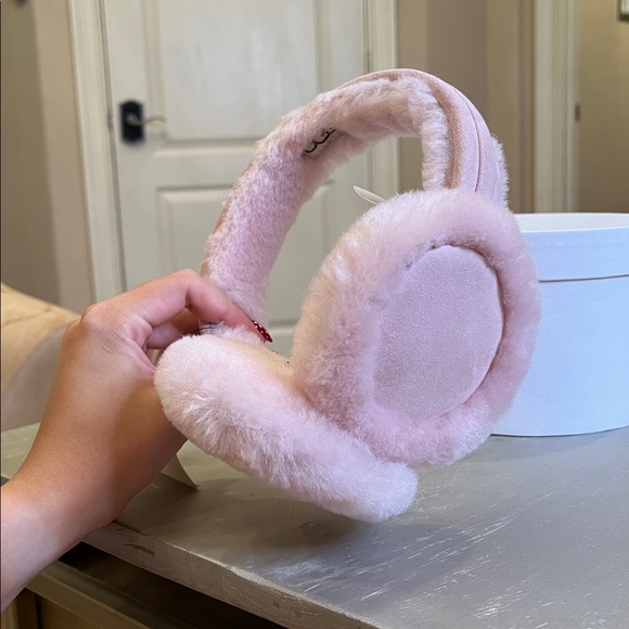 NWT Uggs Baby Pink Earmuffs 🩷 🎁 - Picture 2 of 2
